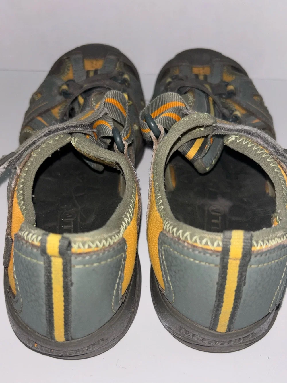 Men's Outdoor Closed-Toe Sandals in Gray and Mustard